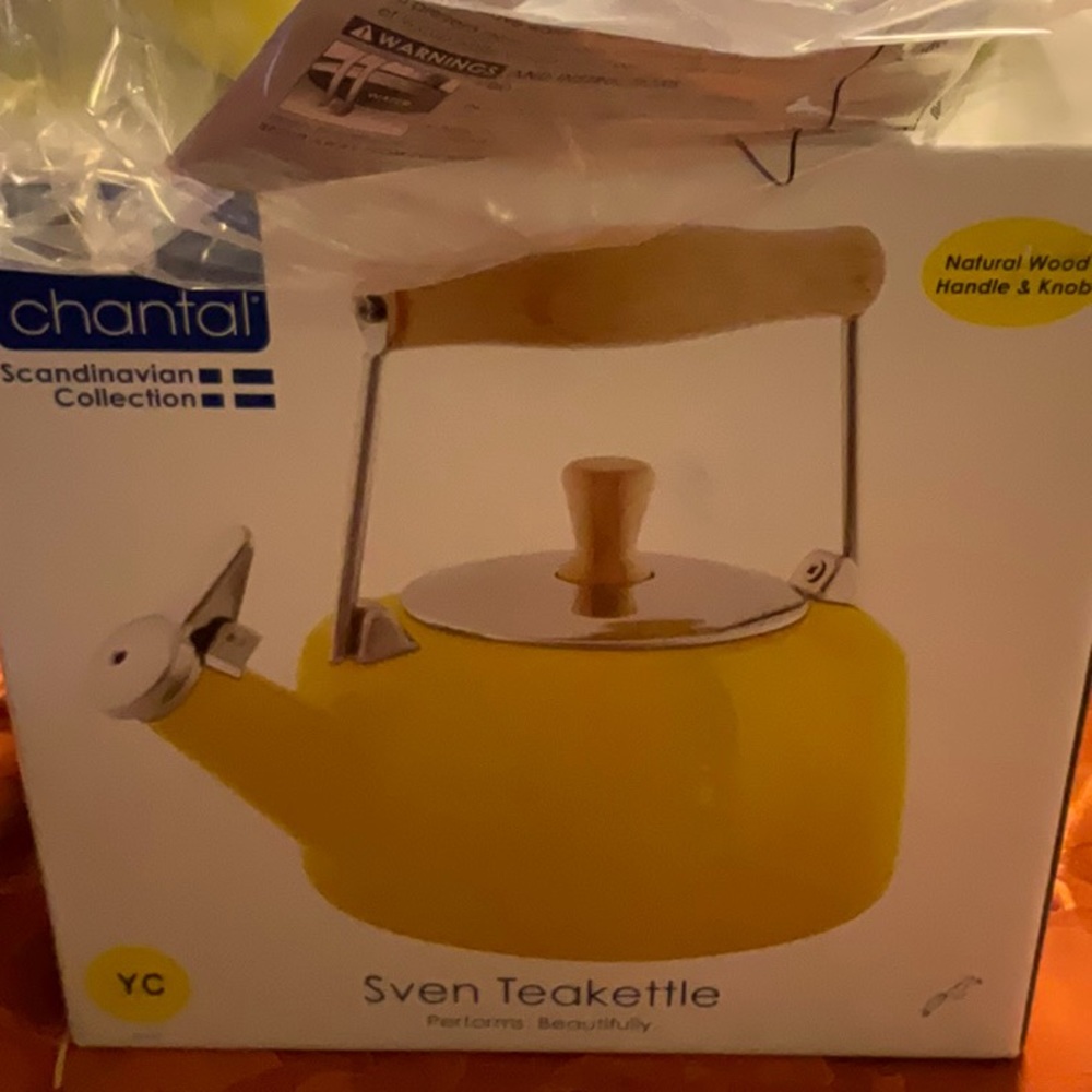 CHANTAL 1.4-qt. Sven Enamel-on-Steel Tea Kettle (CANARY YELLOW)
